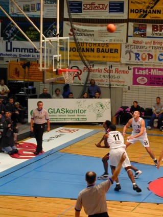 Bange Frage: geht der Ball in den Bamberger Korb?