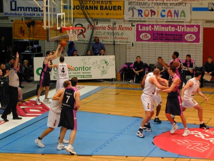 Der Bonner Aufbau Paul Burke bringt den Ball ins Spiel