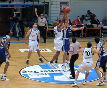 Yamen Sanders und Alba's Koturovic beim Sprungball