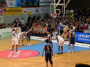 Yamen Sanders beim Freiwurf