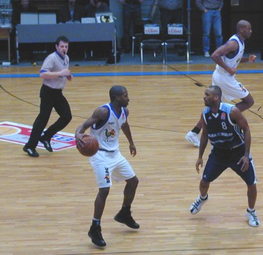 Derrick Taylor im Duell mit Berlins Aufbauspieler Phelps