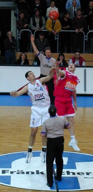Chris Ensminger beim Sprungball