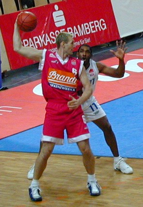 Fred Williams bewacht Hagen's Mike Doyle