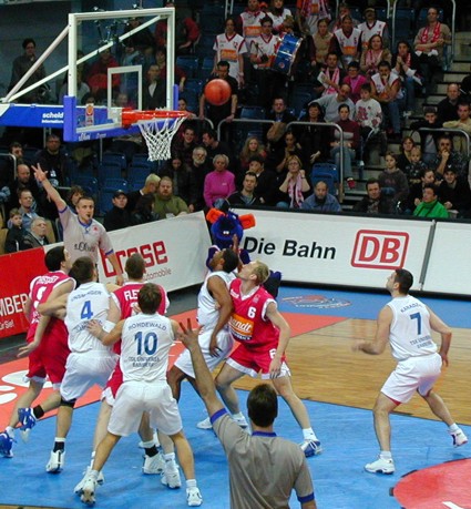 Das ganze Gerangel unter dem Korb nutzte nichts: der Dreier von Taylor traf!