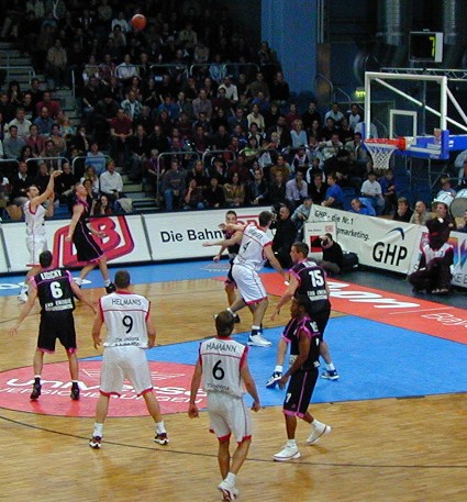 Unglaublich, welche Flugkurven seine Dreier nehmen!