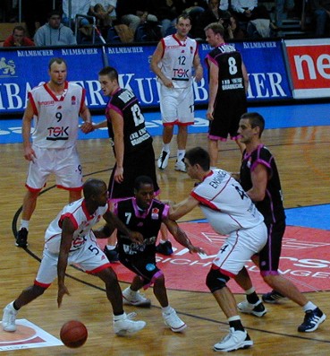 Chris Ensminger stellt einen Block fr Derrick Taylor