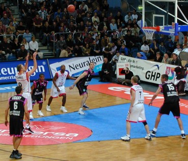 Wenigstens ein Freiwurf von Uvis Helmanis sa